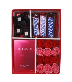 پک هدیه عطر و شکلات با گل صابونی