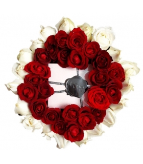 پک هدیه عطر با گل رز قرمز و سفید